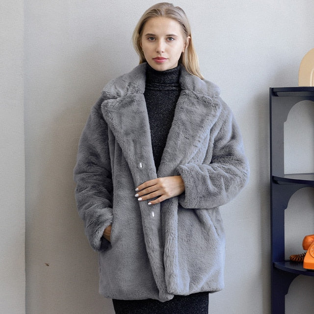 ChicFaux - Elegant faux fur coat for a stylish and warm winter